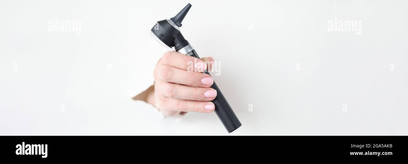 Retirez manuellement l'otoscope du papier déchiré Banque D'Images