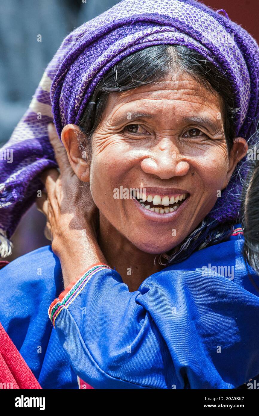 Femelle de la tribu de Pa'o (Pa-o), portant le turban bleu, visitant le marché de Kalaw, État de Shan, Myanmar Banque D'Images