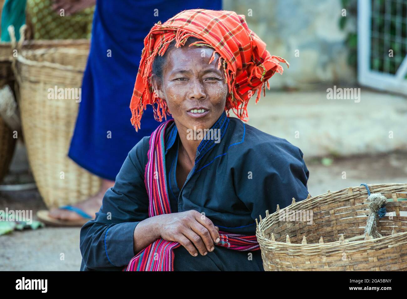 Négociant de marché de la tribu de la colline de Pa'o (Pa-o) portant le turban d'orange vendant des légumes à Kalaw, État de Shan, Myanmar Banque D'Images