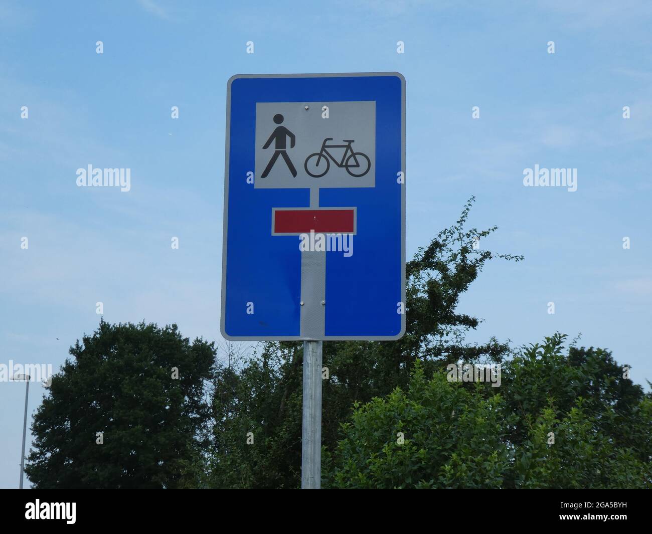 Weilerswist, Allemagne. 27 juillet 2021. Panneau de signalisation - cul-de-sac perméable pour les cyclistes et les piétons le panneau de signalisation pour cul-de-sac peut être vu au milieu du panneau. Il s'agit d'un grand T, avec la barre verticale blanche et la barre horizontale rouge. Au-dessus de cela, dans un rectangle blanc, se trouve un piéton et un vélo en noir. Credit: Horst Galuschka/dpa/Horst Galuschka dpa/Alay Live News Banque D'Images