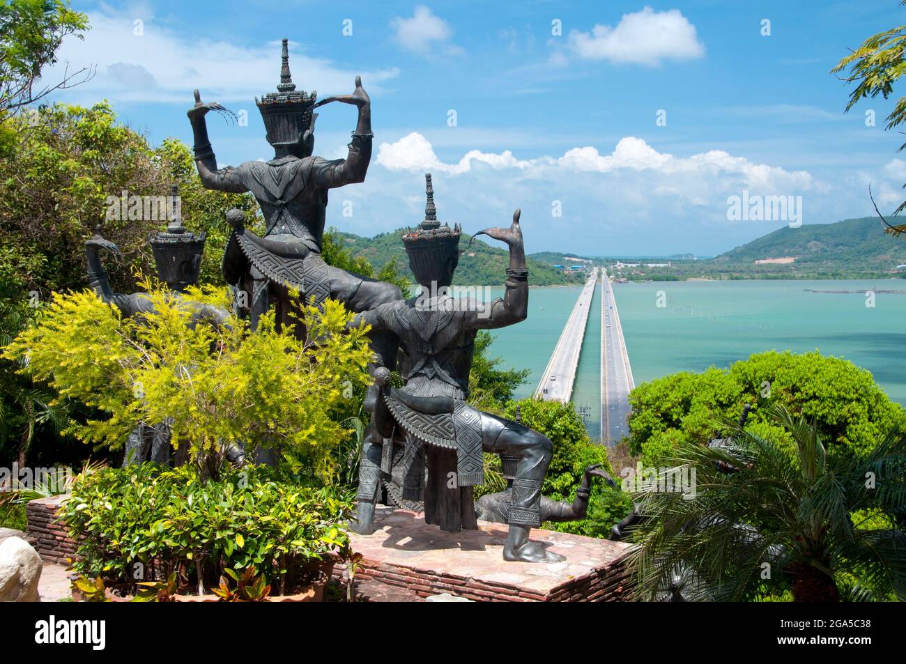 Thaïlande: La vue du Musée du folklore de Thaksin, Ko Yo (île de Yo), sur le Thale SAP Songklha (lac de Songkhla) et les ponts de Prem Tinsulanonda. Créé par l'Institut d'études thaïlandaises en 1991, ce musée, situé dans une série attrayante de bâtiments de type thaï, dispose d'une bibliothèque sur la culture thaïlandaise méridionale et d'une série d'expositions sur la culture méridionale. Le général Prem Tinsulanonda (1920 - 2019) était un officier militaire thaïlandais qui a été Premier ministre de Thaïlande du 3 mars 1980 au 4 août 1988. Songkhla était le siège d'un ancien Royaume malais avec une forte influence srivijayenne Banque D'Images