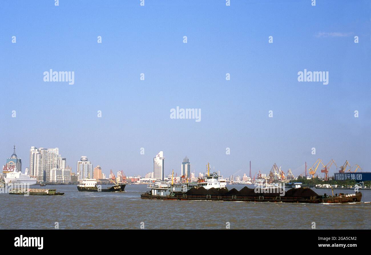 Chine: Le charbon et les autres marchandises sont transportés sur le Huangpu Jiang (fleuve Huangpu) depuis le fleuve Yangzi (Yangtze), Shanghai. Shanghai a commencé la vie comme un village de pêcheurs, et plus tard comme un port recevant des marchandises transportées le long du fleuve Yangzi. À partir de 1842, à la suite de la première guerre de l'opium, les Britanniques ont ouvert une « concession » à Shanghai où les commerçants pouvaient opérer sans être dérangés. Les Français, les Italiens, les Allemands, les Américains et les Japonais ont tous suivi. Dans les années 1920 et 1930, Shanghai était une ville en plein essor. Lorsque les communistes ont gagné le pouvoir en 1949, ils ont transformé Shanghai en un modèle de la Révolution. Banque D'Images