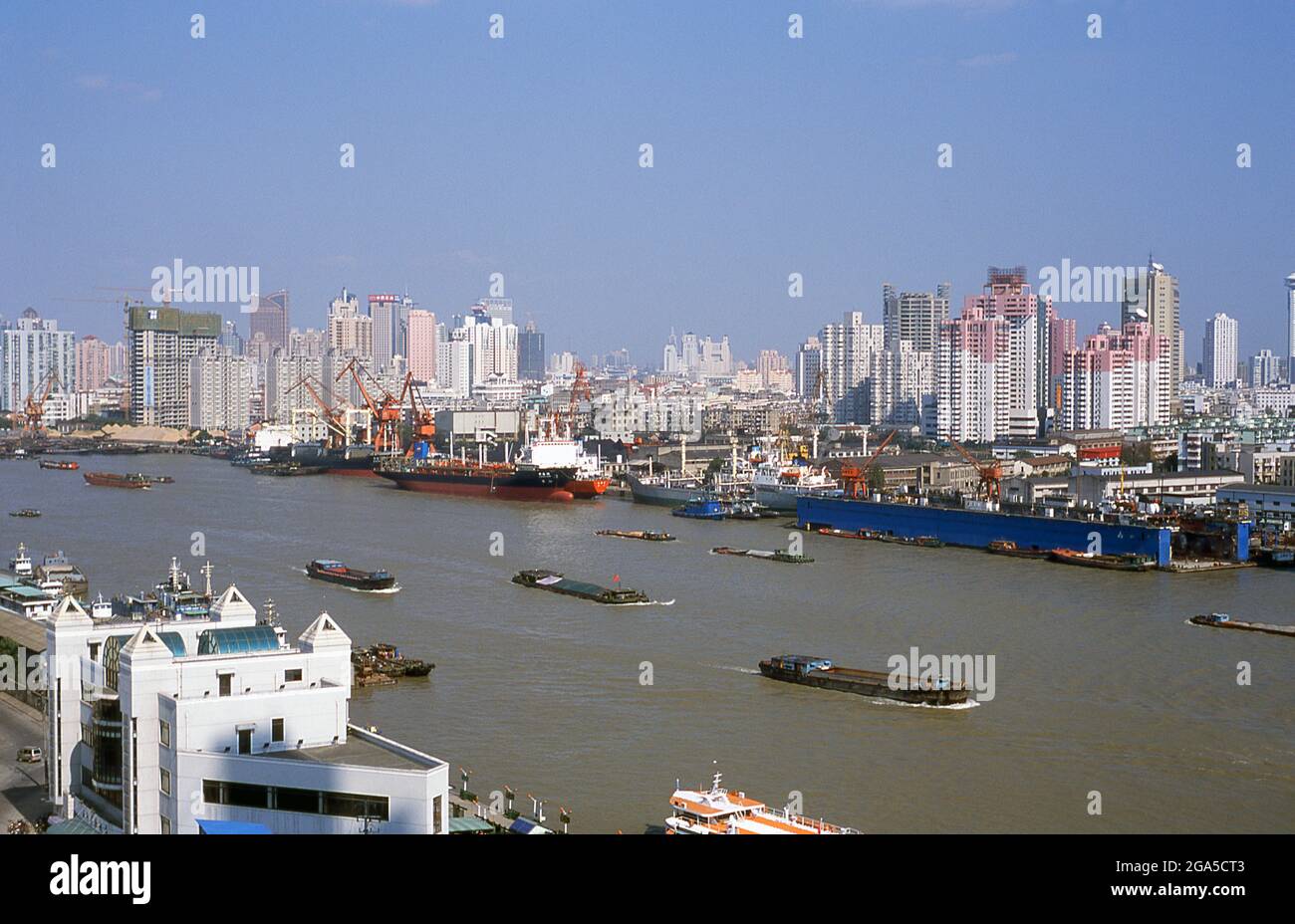 Chine : marchandises transportées sur le Huangpu Jiang (fleuve Huangpu) depuis le fleuve Yangzi (Yangtze), Shanghai. Shanghai a commencé la vie comme un village de pêcheurs, et plus tard comme un port recevant des marchandises transportées le long du fleuve Yangzi. À partir de 1842, à la suite de la première guerre de l'opium, les Britanniques ont ouvert une « concession » à Shanghai où les commerçants pouvaient opérer sans être dérangés. Les Français, les Italiens, les Allemands, les Américains et les Japonais ont tous suivi. Dans les années 1920 et 1930, Shanghai était une ville en plein essor. Lorsque les communistes ont gagné le pouvoir en 1949, ils ont transformé Shanghai en un modèle de la Révolution. Banque D'Images