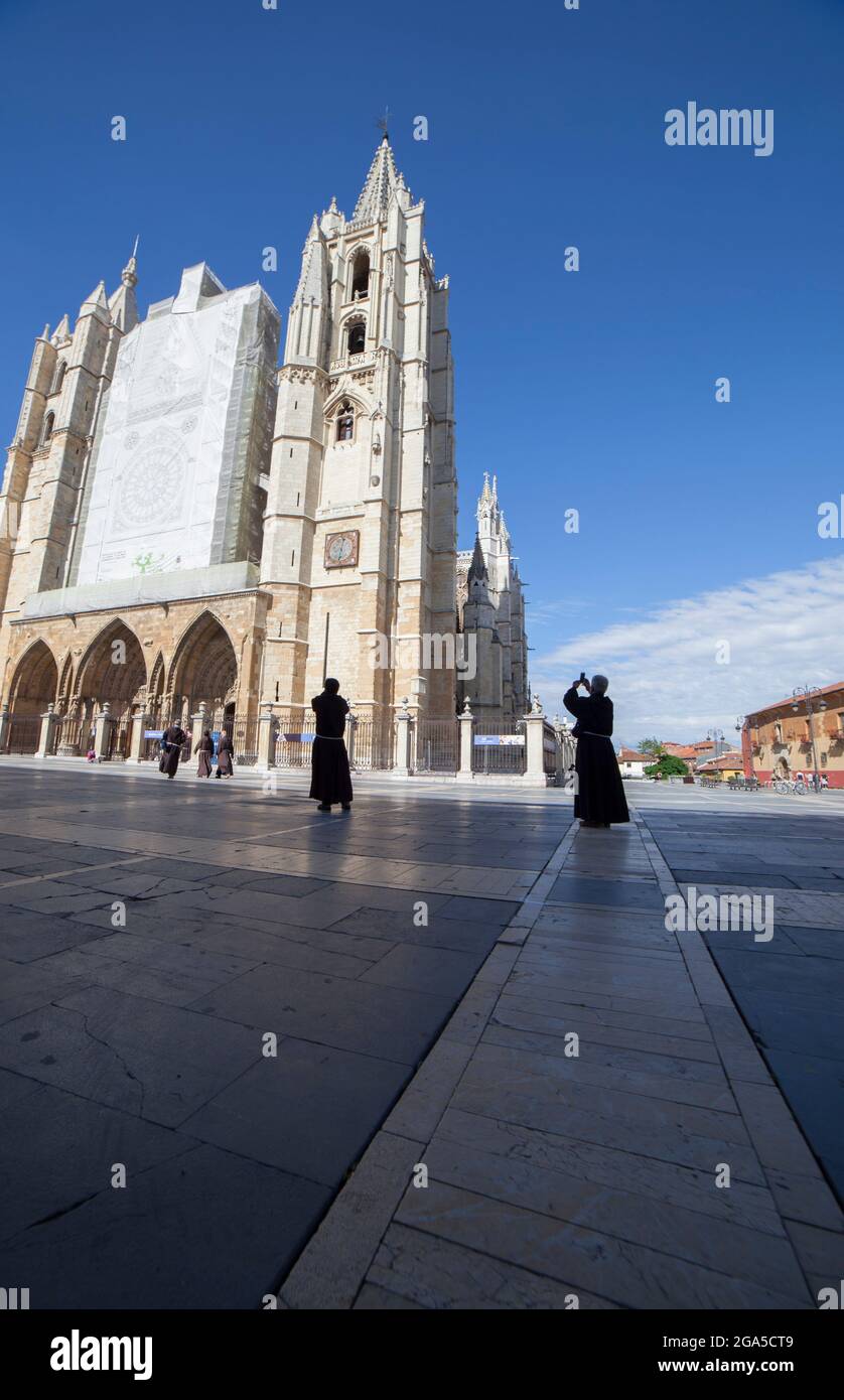 Les frères visitent la cathédrale de Leon, en Espagne. Entrée principale Banque D'Images