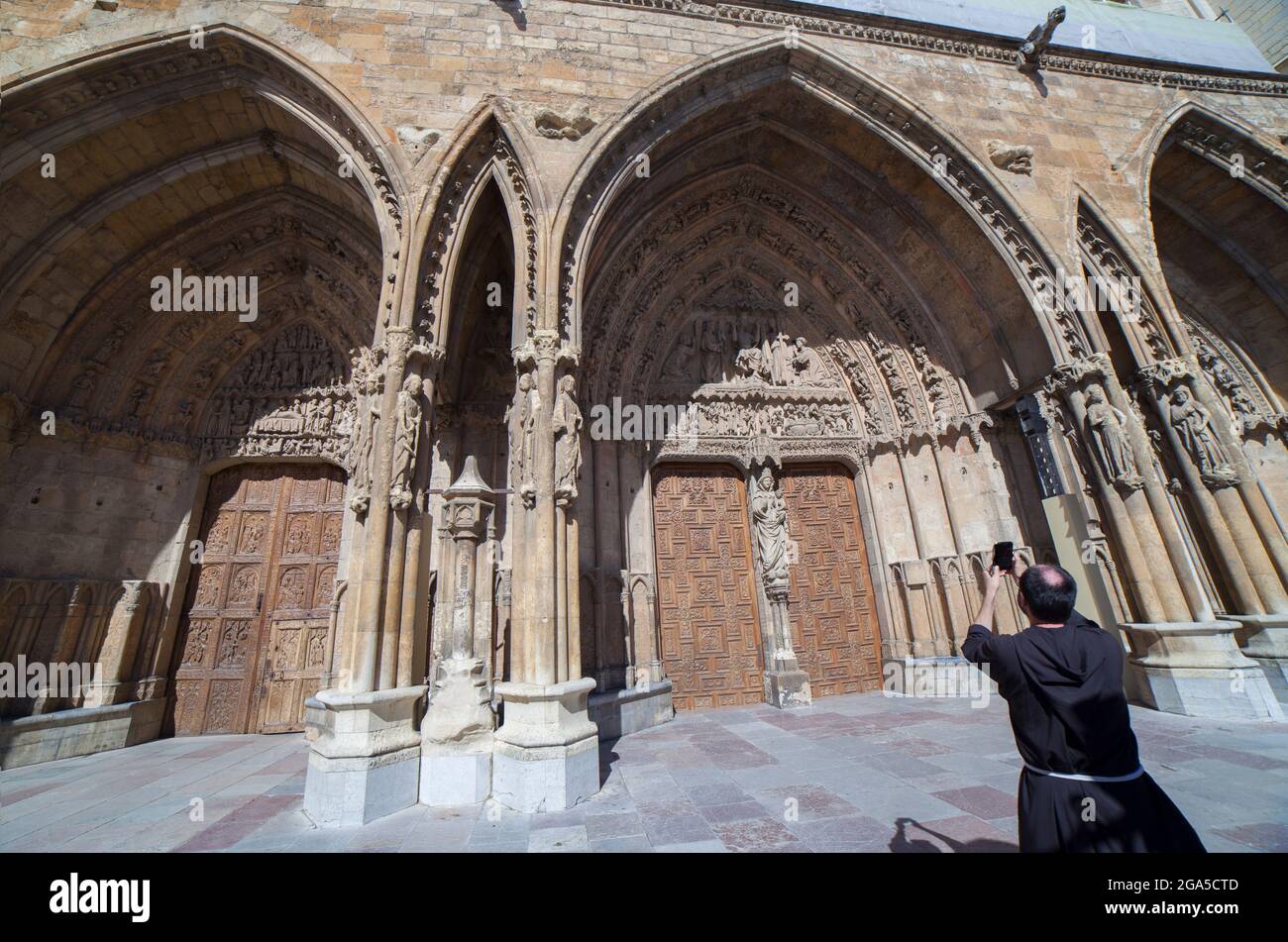 Friar prendre des photos à la cathédrale de Leon, Espagne. Entrée principale Banque D'Images