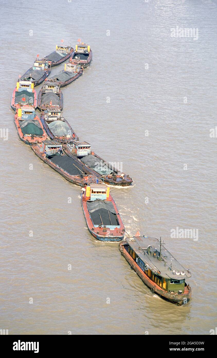 Chine : marchandises transportées sur le Huangpu Jiang (fleuve Huangpu) depuis le fleuve Yangzi (Yangtze), Shanghai. Shanghai a commencé la vie comme un village de pêcheurs, et plus tard comme un port recevant des marchandises transportées le long du fleuve Yangzi. À partir de 1842, à la suite de la première guerre de l'opium, les Britanniques ont ouvert une « concession » à Shanghai où les commerçants pouvaient opérer sans être dérangés. Les Français, les Italiens, les Allemands, les Américains et les Japonais ont tous suivi. Dans les années 1920 et 1930, Shanghai était une ville en plein essor. Lorsque les communistes ont gagné le pouvoir en 1949, ils ont transformé Shanghai en un modèle de la Révolution. Banque D'Images