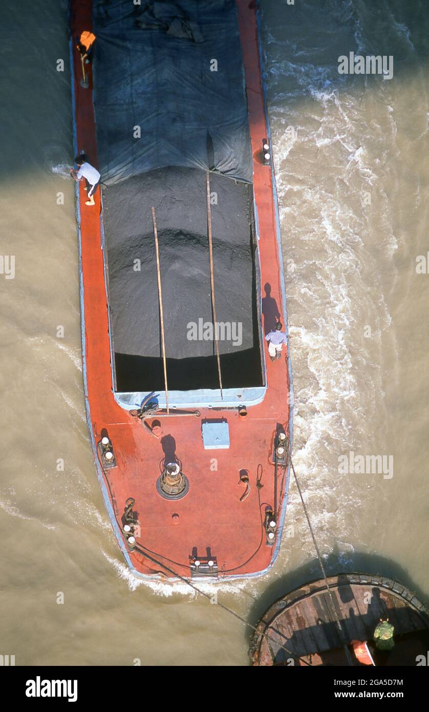 Chine : marchandises transportées sur le Huangpu Jiang (fleuve Huangpu) depuis le fleuve Yangzi (Yangtze), Shanghai. Shanghai a commencé la vie comme un village de pêcheurs, et plus tard comme un port recevant des marchandises transportées le long du fleuve Yangzi. À partir de 1842, à la suite de la première guerre de l'opium, les Britanniques ont ouvert une « concession » à Shanghai où les commerçants pouvaient opérer sans être dérangés. Les Français, les Italiens, les Allemands, les Américains et les Japonais ont tous suivi. Dans les années 1920 et 1930, Shanghai était une ville en plein essor. Lorsque les communistes ont gagné le pouvoir en 1949, ils ont transformé Shanghai en un modèle de la Révolution. Banque D'Images