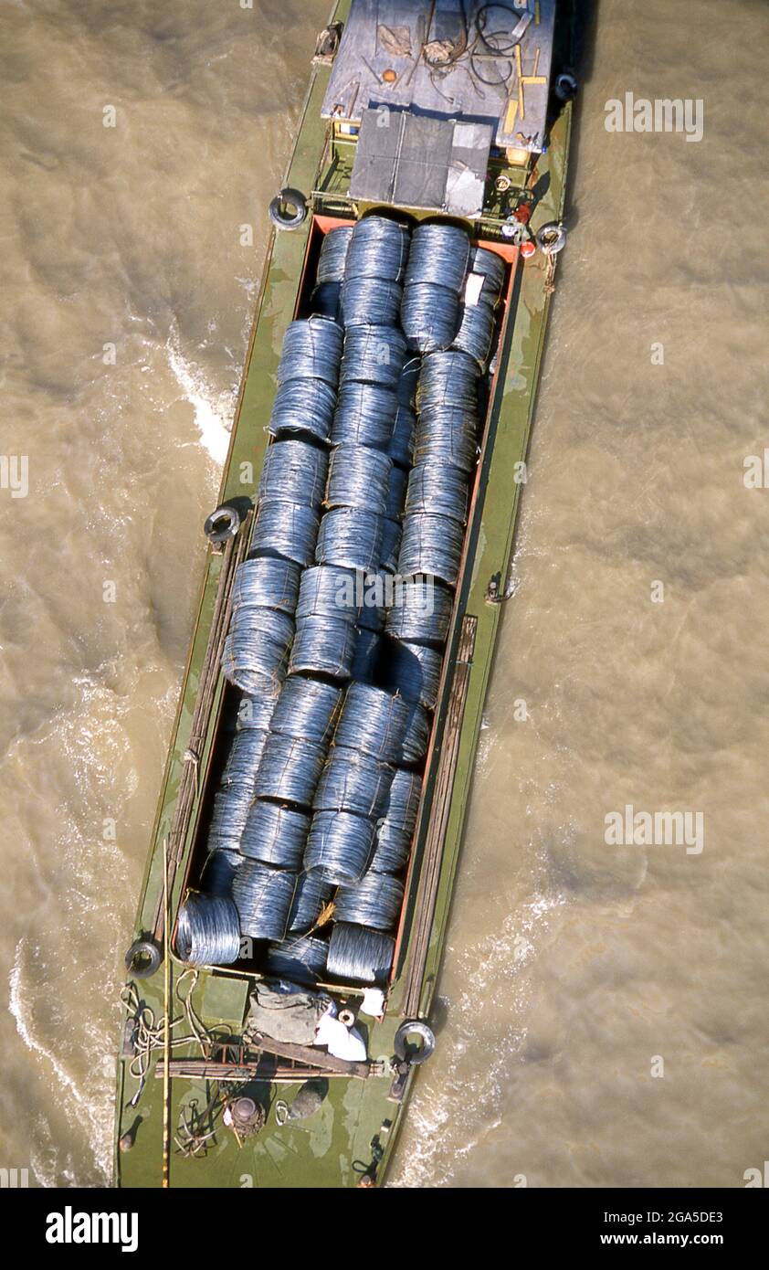 Chine : marchandises transportées sur le Huangpu Jiang (fleuve Huangpu) depuis le fleuve Yangzi (Yangtze), Shanghai. Shanghai a commencé la vie comme un village de pêcheurs, et plus tard comme un port recevant des marchandises transportées le long du fleuve Yangzi. À partir de 1842, à la suite de la première guerre de l'opium, les Britanniques ont ouvert une « concession » à Shanghai où les commerçants pouvaient opérer sans être dérangés. Les Français, les Italiens, les Allemands, les Américains et les Japonais ont tous suivi. Dans les années 1920 et 1930, Shanghai était une ville en plein essor. Lorsque les communistes ont gagné le pouvoir en 1949, ils ont transformé Shanghai en un modèle de la Révolution. Banque D'Images