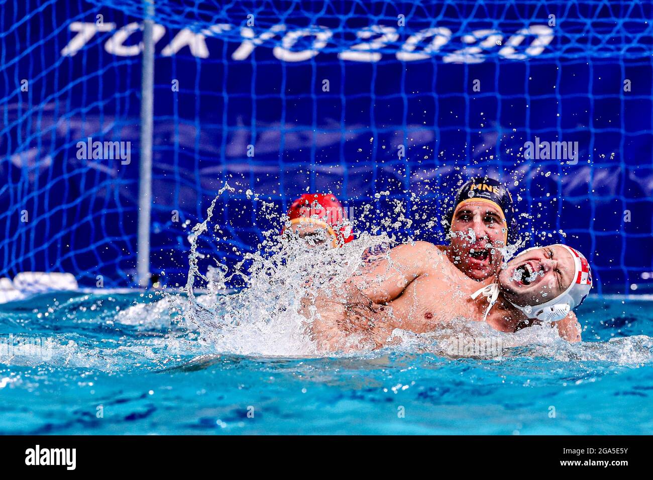 TOKYO, JAPON - JUILLET 29 : Aleksandar Ivovic du Monténégro, Luka Loncar de Croatie lors du match des hommes du Tournoi d'awater-polo olympique de Tokyo 2020 entre Team Croatie et Team Montenegro au Centre d'awater-polo de Tatsumi le 29 juillet 2021 à Tokyo, Japon (photo de Marcel ter Bals/Orange Pictures) Banque D'Images