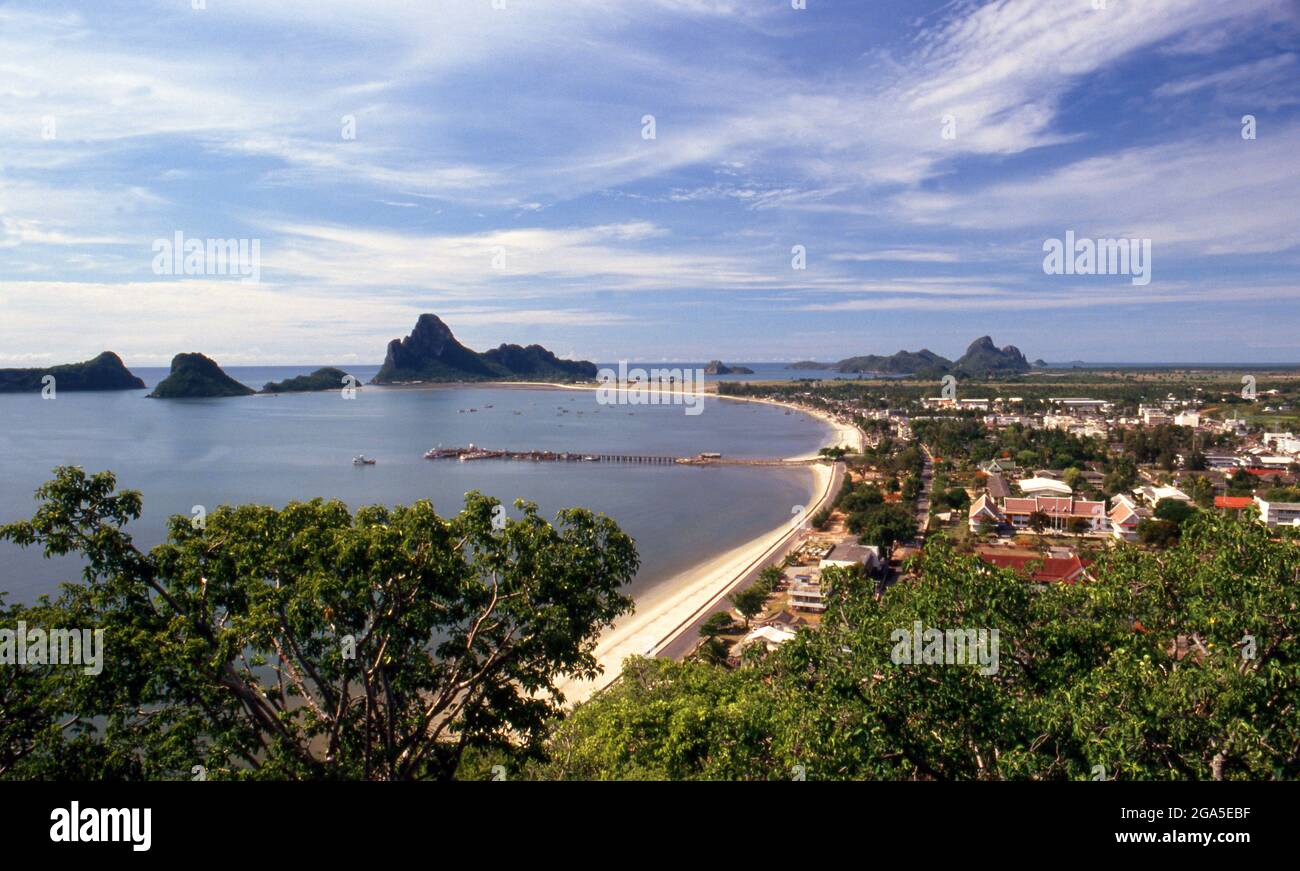 Thaïlande: AO Prachuap (baie de Prachuap) vue de Khao Chong Krajok (montagne de miroir), Prachuap Khiri Khan. En termes historiques, Prachuap est l'un des sept points d'atterrissage où les troupes impériales japonaises ont pris d'assaut à terre en 1941, sur leur chemin vers le sud pour occuper Malaya et Singapour. La ville est entourée de montagnes de calcaire accidentées, dont Khao Chong Krajok, ou « montagne du tunnel de miroir ». Perché au sommet de la colline se trouve un temple appelé Wat Thammikaram, qui est le site le plus vénéré de Prachuap. Banque D'Images