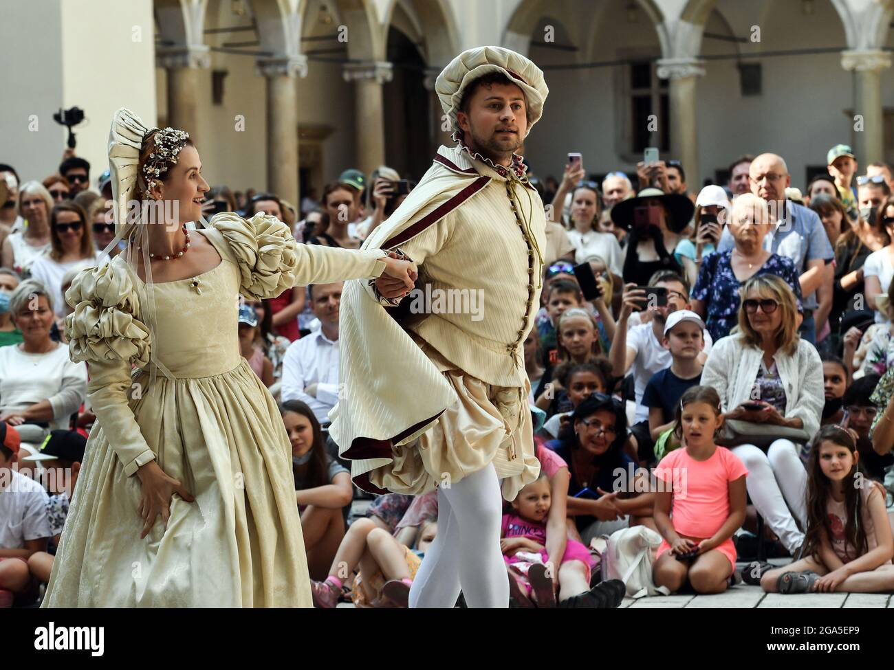 Des artistes dansant sur scène pendant le défilé de mode.des danseurs du théâtre de danse Terpsichore et des acteurs de Nomina Rosae Teatr ont présenté une reconstruction de la mode Renaissance dans la cour du château royal de Wawel à Cracovie. Banque D'Images