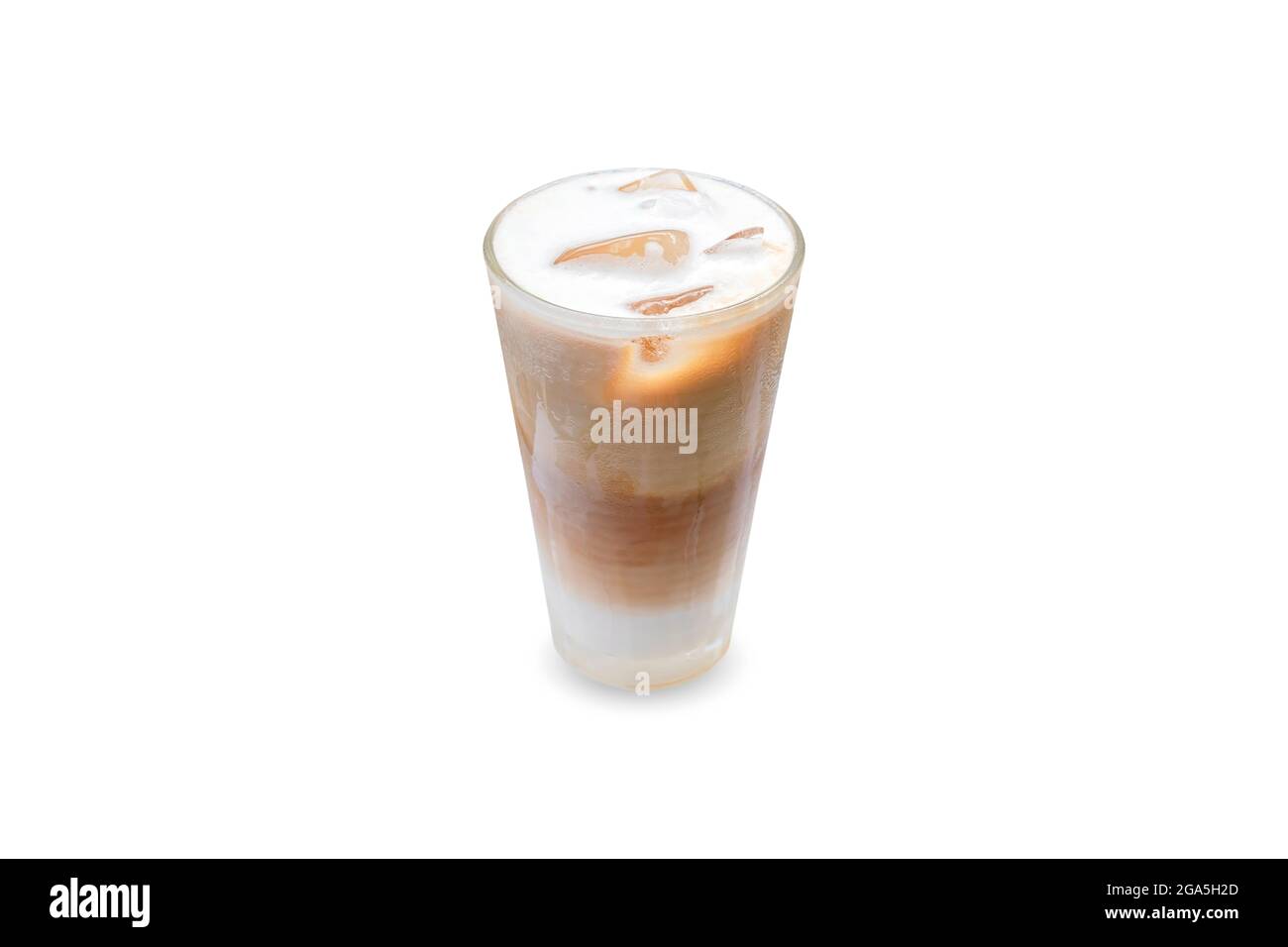 Café glacé avec glace dans un verre isolé sur fond blanc. Banque D'Images Café glacé avec glace dans un verre isolé sur fond blanc. Banque D'Images