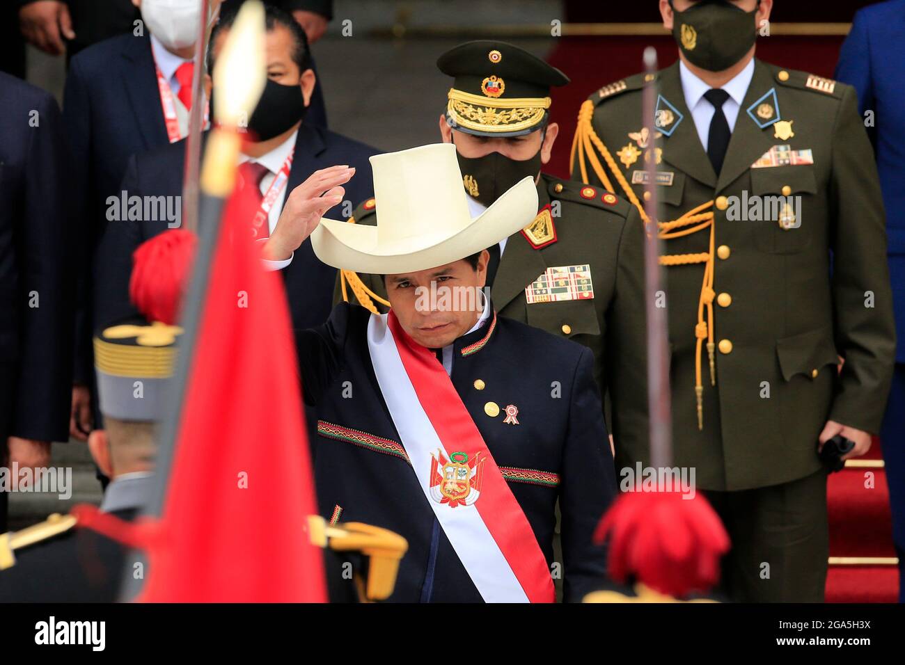 Lima, Pérou. 28 juillet 2021. Pedro Castillo inspecte une garde d'honneur après avoir prêté serment comme président du Pérou à Lima, Pérou, le 28 juillet 2021. Pedro Castillo a prêté serment mercredi en tant que président du Pérou lors d'une cérémonie au Congrès national de Lima, après des semaines d'incertitude après avoir vaincu un rival de droite dans un second tour présidentiel âprement disputé. Crédit: Mariana bazo/Xinhua/Alamy Live News Banque D'Images