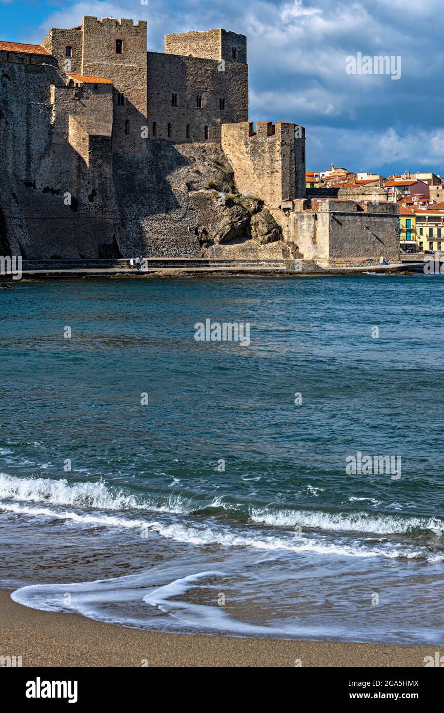 Vue sur Collioure (Cotlliure en catalan) avec le Château, Pyrénées-Orientales, France. Banque D'Images