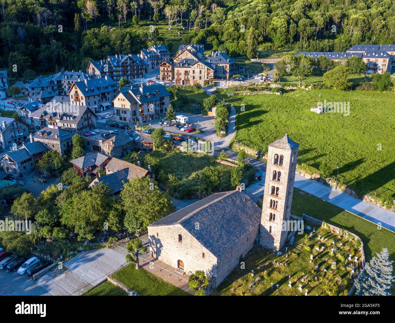 Vue aérienne du village de Taüll et de l'église romane de Sant Climent de Taüll, site classé au patrimoine mondial de l'UNESCO, Vall de Boí, Taüll, vallée de Boí Lleida provincic Banque D'Images