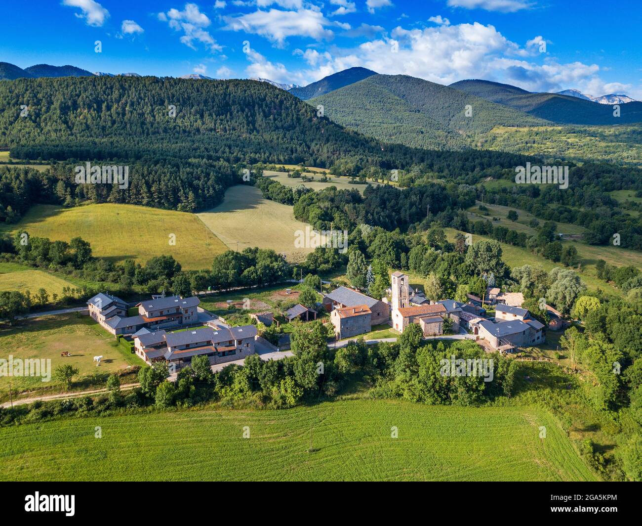 Vue aérienne de l'église de Santa Eugènia de Nerellà à Bellver de Cerdanya Alp Pirineu Lleida province de Catalogne Espagne. Parmi les maisons traditionnelles dans Banque D'Images