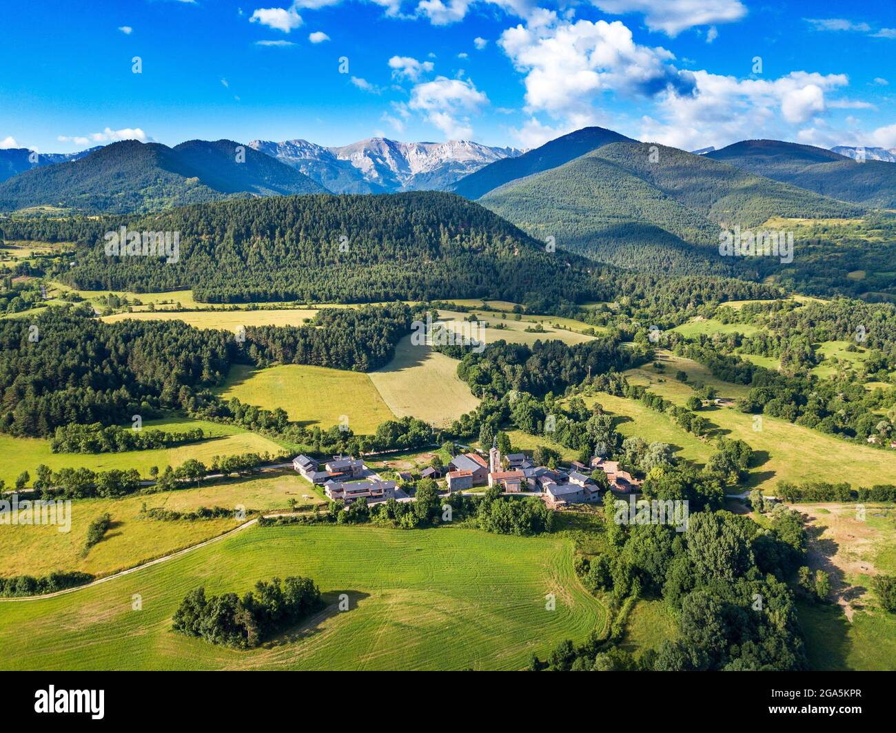 Vue aérienne de l'église de Santa Eugènia de Nerellà à Bellver de Cerdanya Alp Pirineu Lleida province de Catalogne Espagne. Parmi les maisons traditionnelles dans Banque D'Images