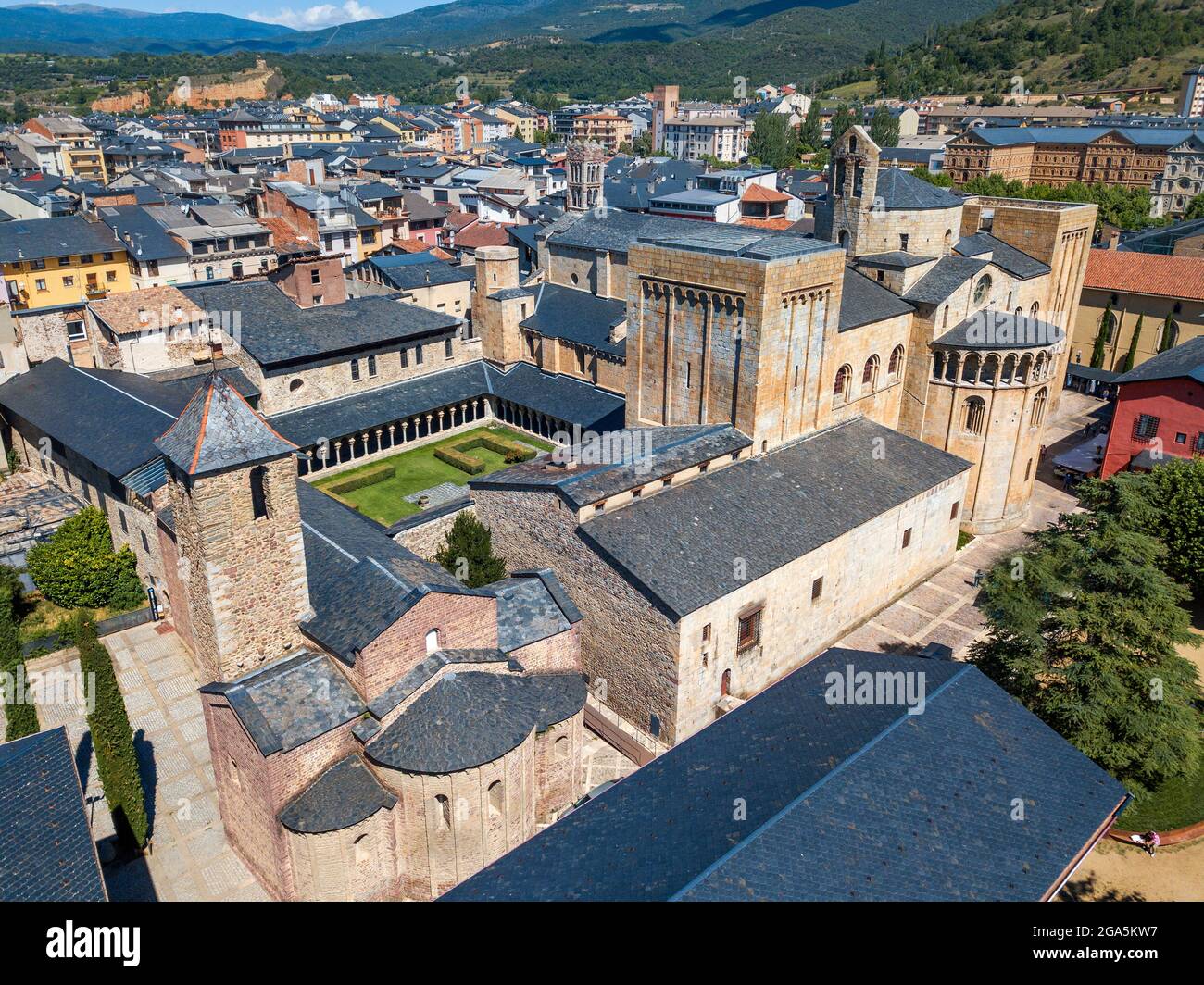 Vue aérienne de la cathédrale romane de Santa Maria à la Seu d'Urgell, Lleida, Catalogne, Espagne. La cathédrale de Santa Maria d'Urgell, appelée ca Banque D'Images