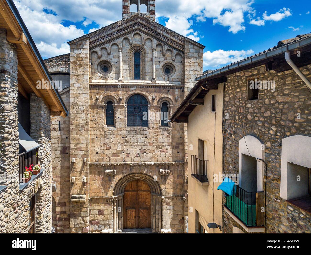 Vue aérienne de la façade de la cathédrale romane de Santa Maria à la Seu d'Urgell, Lleida, Catalogne, Espagne. La cathédrale de Santa Maria d'Urg Banque D'Images