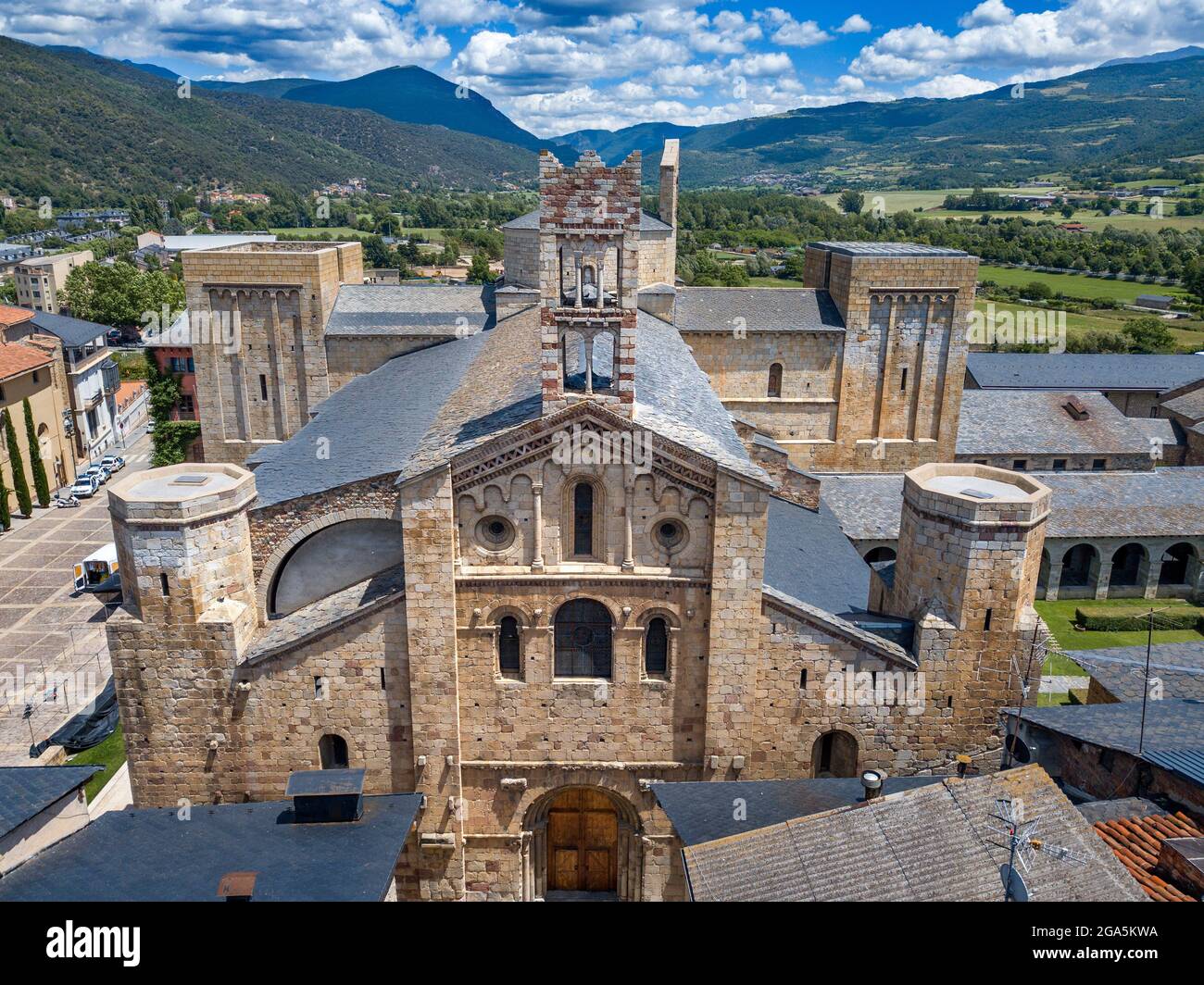 Vue aérienne de la façade de la cathédrale romane de Santa Maria à la Seu d'Urgell, Lleida, Catalogne, Espagne. La cathédrale de Santa Maria d'Urg Banque D'Images