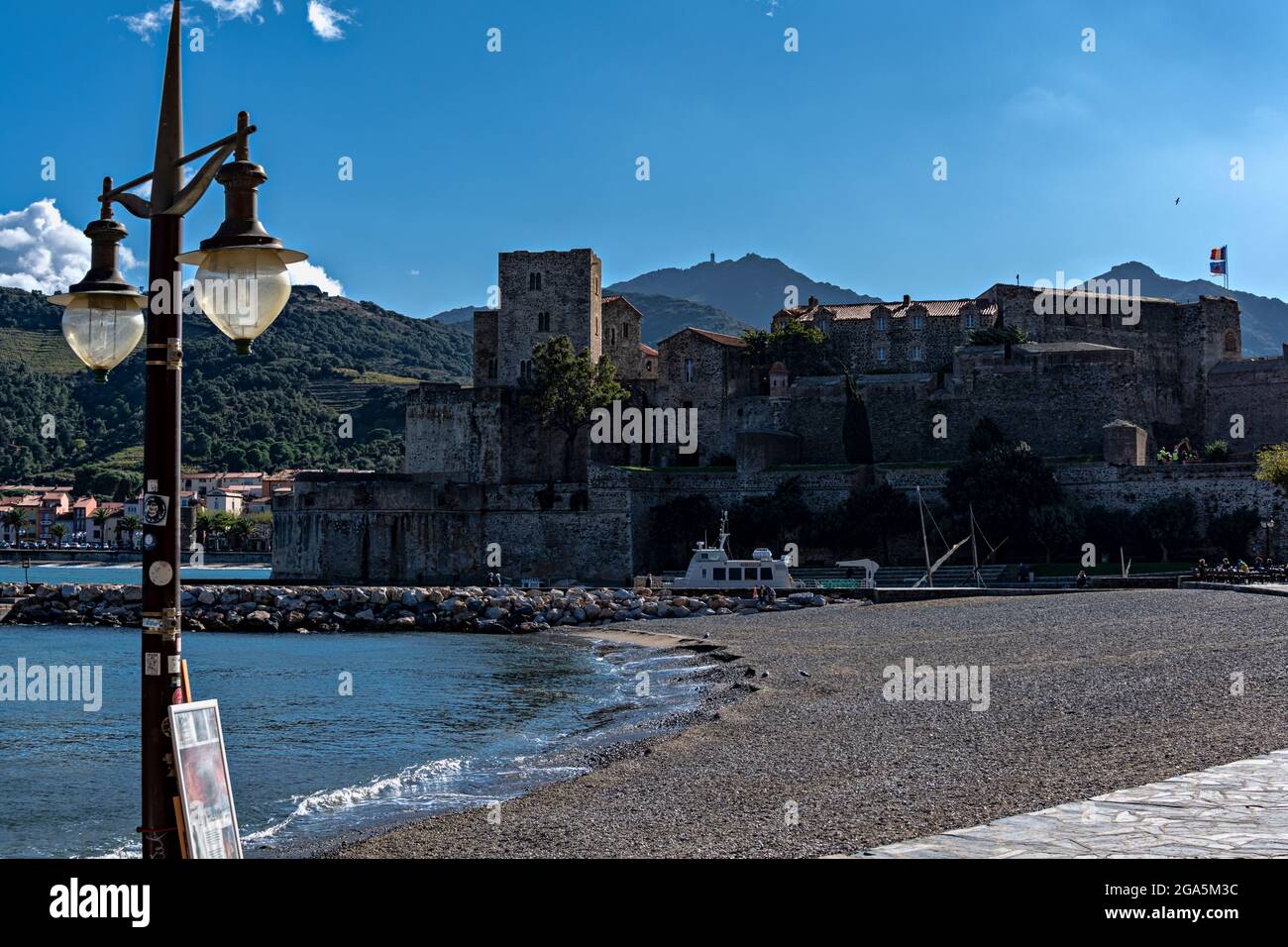 Vue sur Collioure (Cotlliure en catalan) avec le Château, Pyrénées-Orientales, France. Banque D'Images