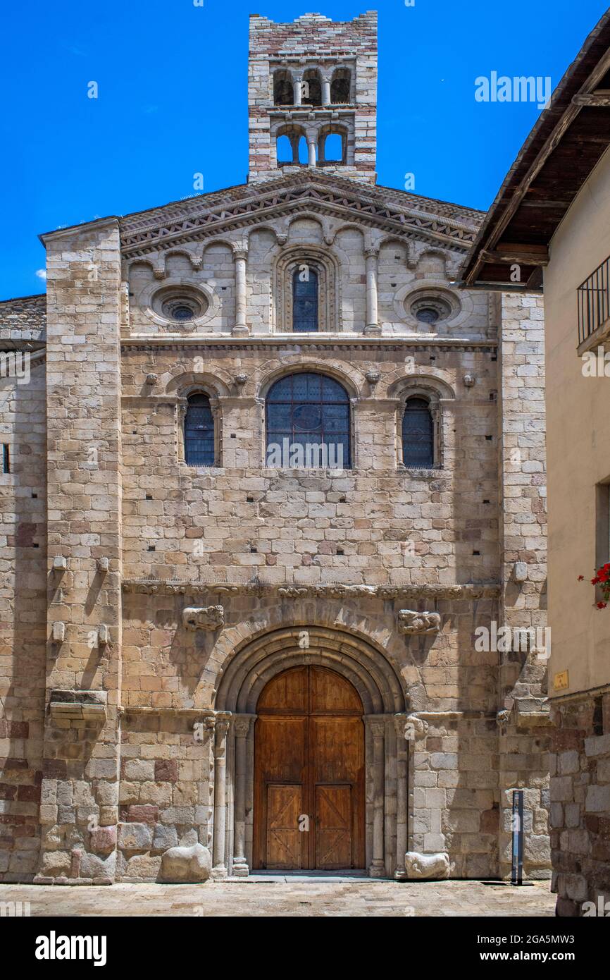 Façade de la cathédrale romane de Santa Maria à la Seu d'Urgell, Lleida, Catalogne, Espagne. La cathédrale de Santa Maria d'Urgell, appelée Cathedr Banque D'Images