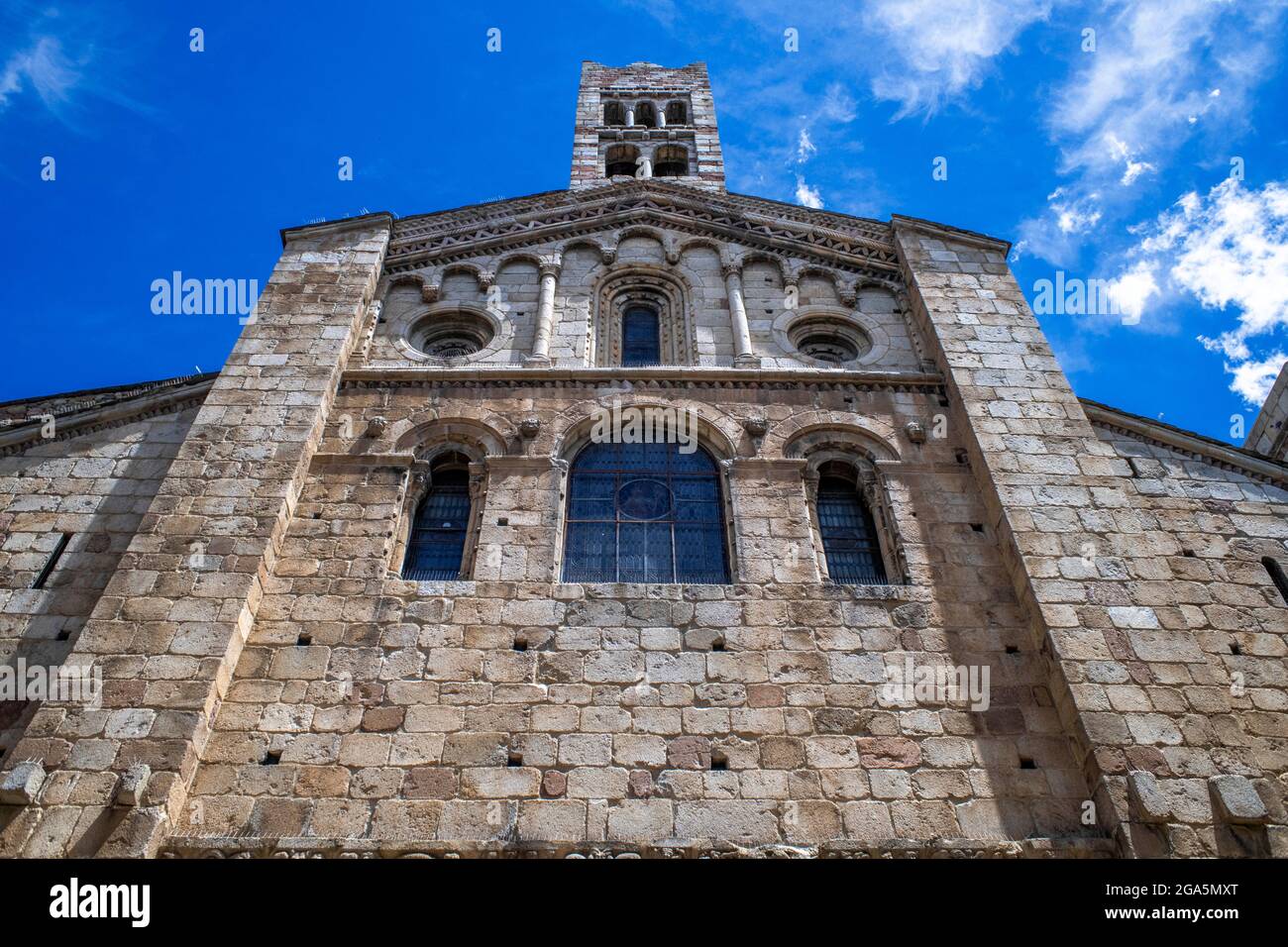 Façade de la cathédrale romane de Santa Maria à la Seu d'Urgell, Lleida, Catalogne, Espagne. La cathédrale de Santa Maria d'Urgell, appelée Cathedr Banque D'Images