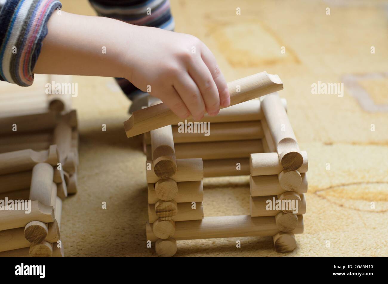 Les enfants jouent avec un ensemble de construction en bois Banque D'Images