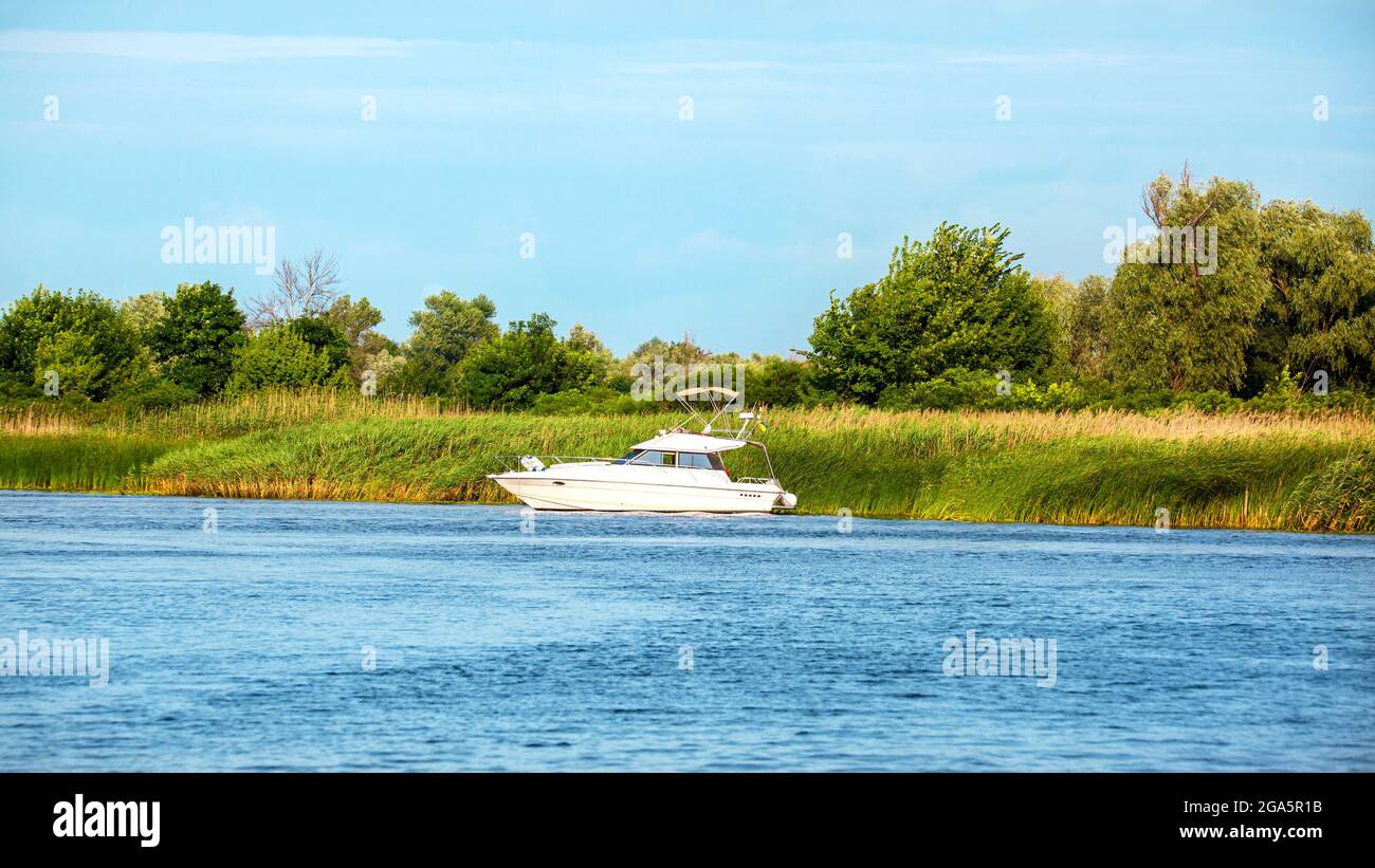 Image d'un grand bateau blanc dans le delta du Dnieper Banque D'Images
