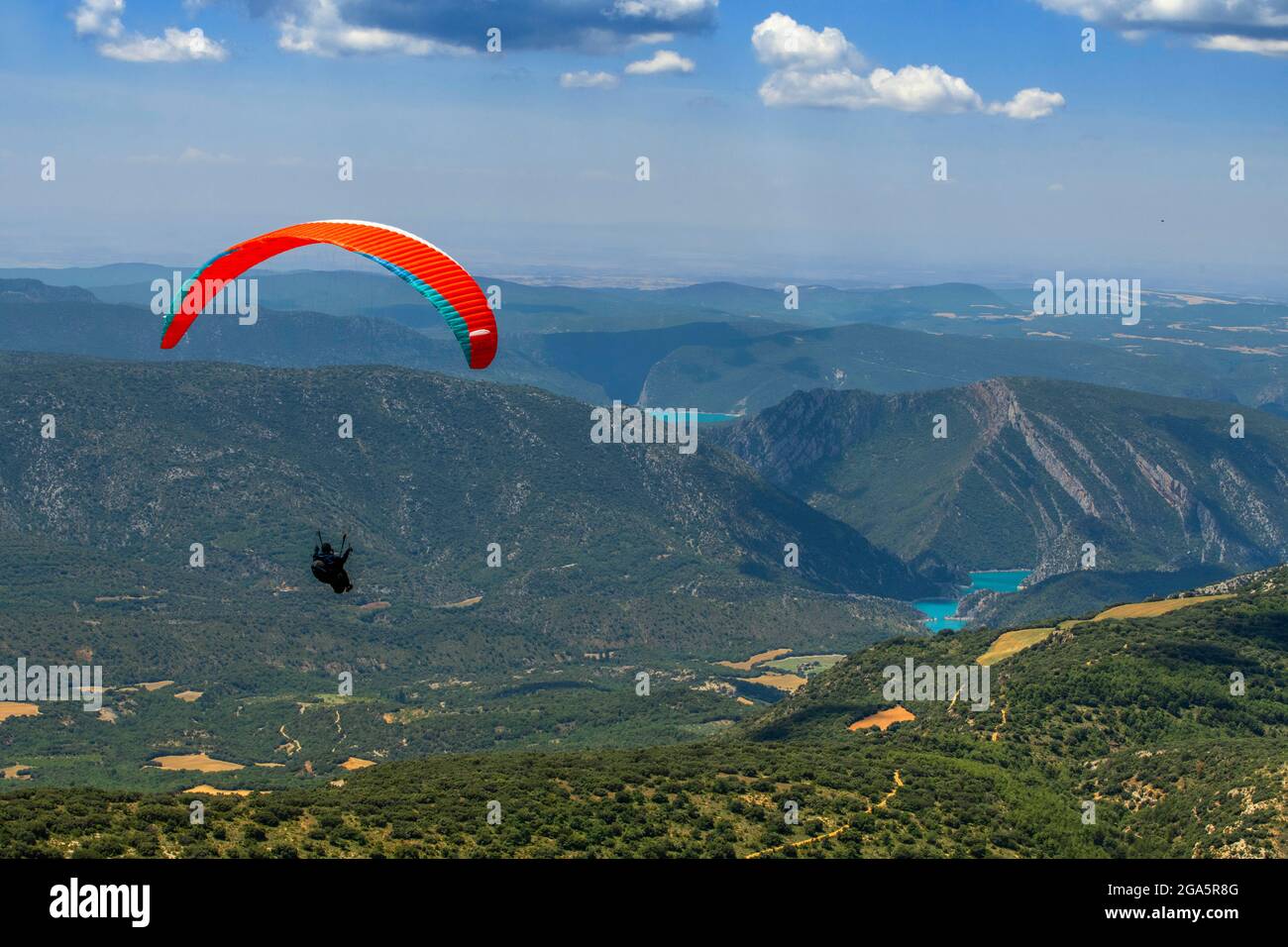 Le parapente bénéficie d'un vol à Ager, Lleida, Catalogne, Espagne. Survol du réservoir de Mont-rebei et de Canelles. Paysages de grande beauté comme le natu Banque D'Images
