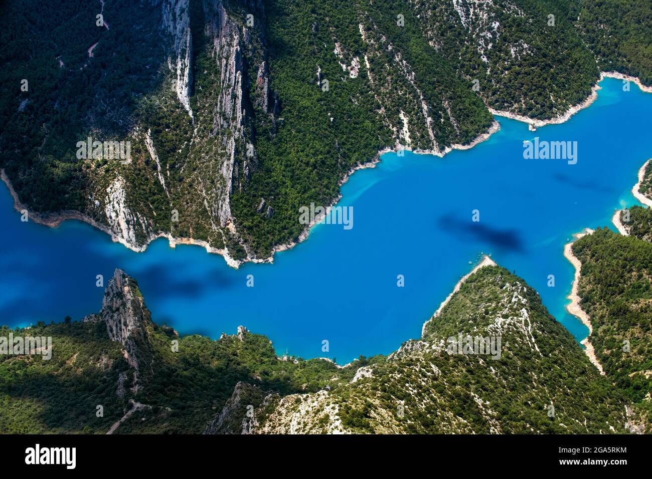 Le parapente bénéficie d'un vol à Ager, Lleida, Catalogne, Espagne. Survol du réservoir de Mont-rebei et de Canelles. Paysages de grande beauté comme le natu Banque D'Images