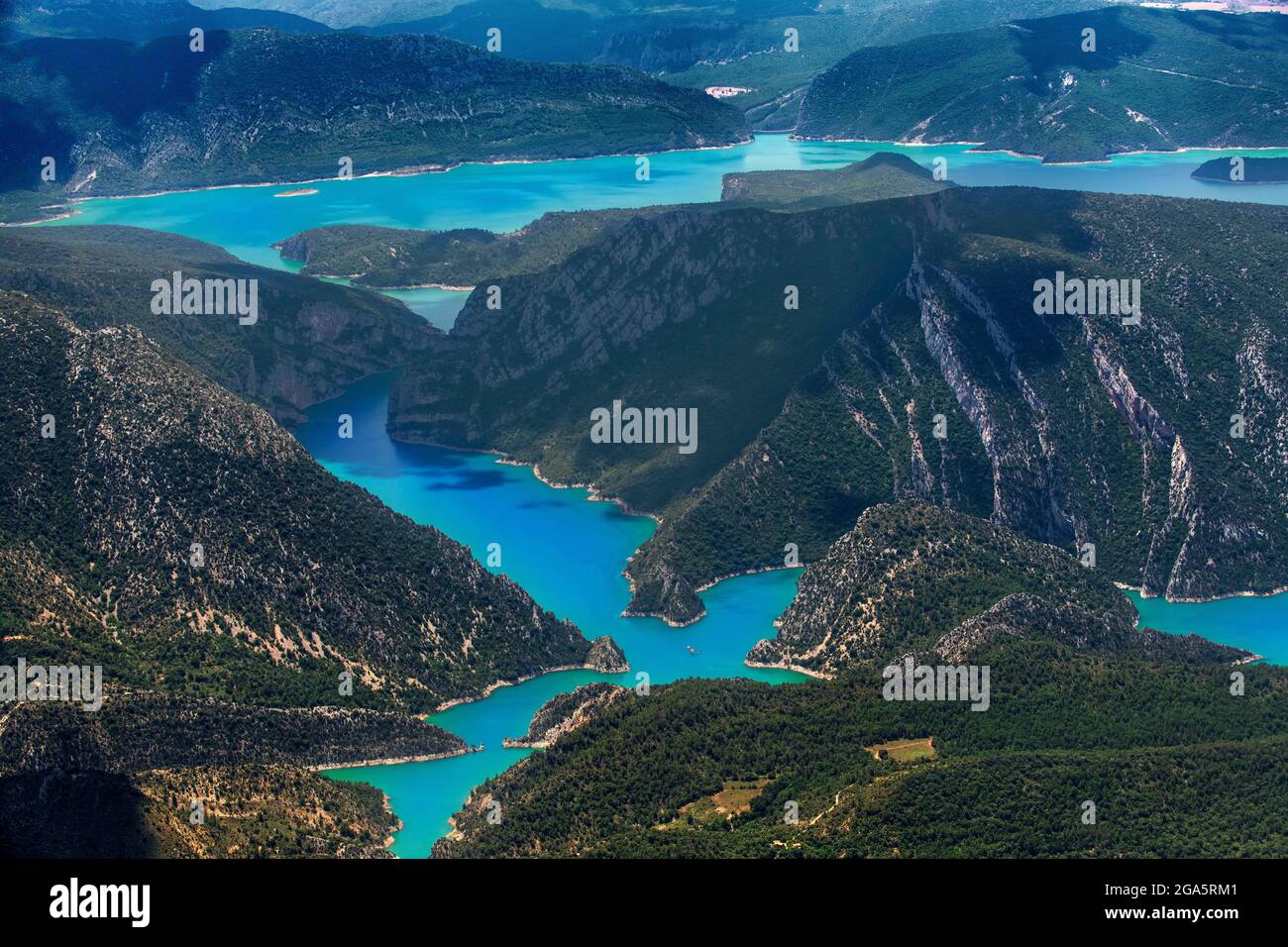 Le parapente bénéficie d'un vol à Ager, Lleida, Catalogne, Espagne. Survol du réservoir de Mont-rebei et de Canelles. Paysages de grande beauté comme le natu Banque D'Images