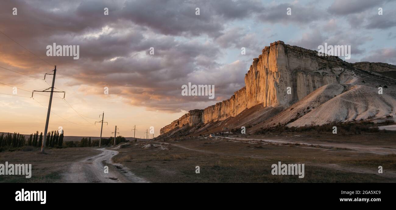 AK-Kaya White Rock au coucher du soleil en été, Crimée. Banque D'Images