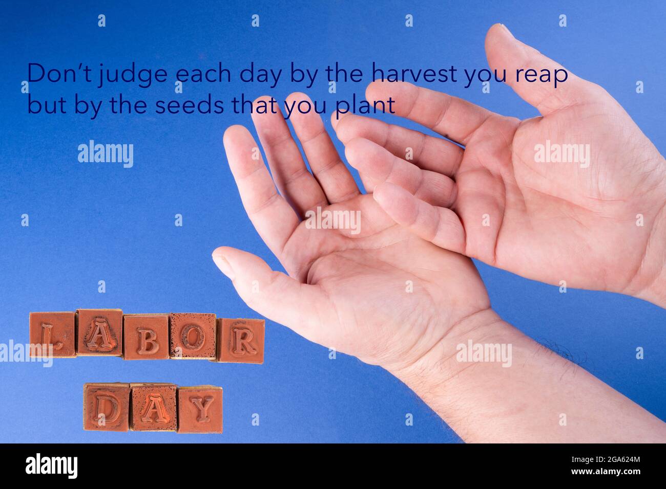 Une Citation Pour La Fete Du Travail Avec Les Mains D Un Homme A L Arriere Plan Photo Stock Alamy