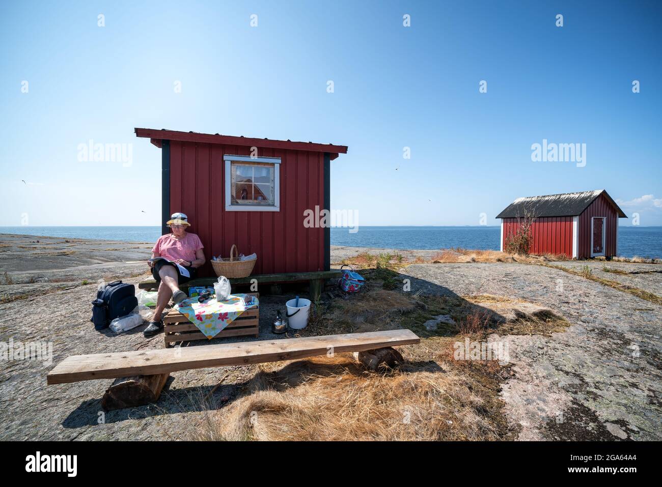 Profitez d'une journée ensoleillée à côté d'une petite cabine sur l'île de Huovari, Virolahti, Finlande Banque D'Images