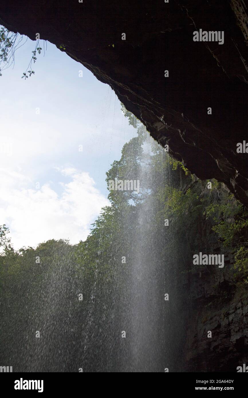 Photo prise en regardant derrière les cascades de Henrhyd, Neath, la plus haute cascade du sud du pays de Galles à 90 pieds. Banque D'Images