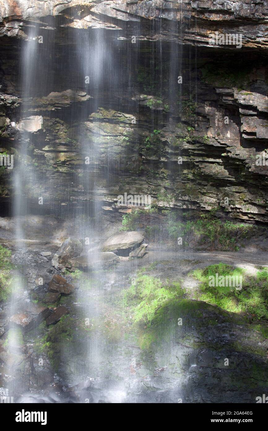 Photographie en exposition lente prise en regardant derrière les cascades de Henrhyd, Neath, la plus haute cascade du sud du pays de Galles à 90 pieds. Banque D'Images