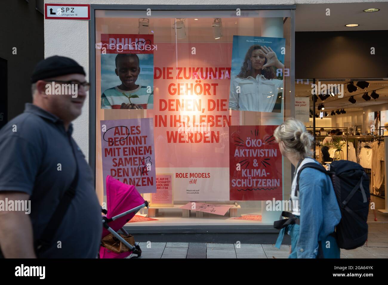 H M Laden Wirbt Fur Klimaschutz Menschen Fullen Am 29 7 2021 Die Fussgangerzone In Munchen Die Corona Infektionen Sind Bundesweit Weiterhin Leicht Am Steigen Die Zahl Der Menschen Die Sowohl Ihre Erste Impfung Bekommen
