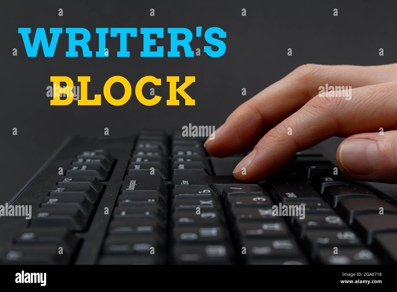 Ecran conceptuel Writer S Block. Concept signification condition d'être  incapable de penser à quoi écrire les mains pointant en appuyant sur les  touches du clavier de l'ordinateur Photo Stock - Alamy