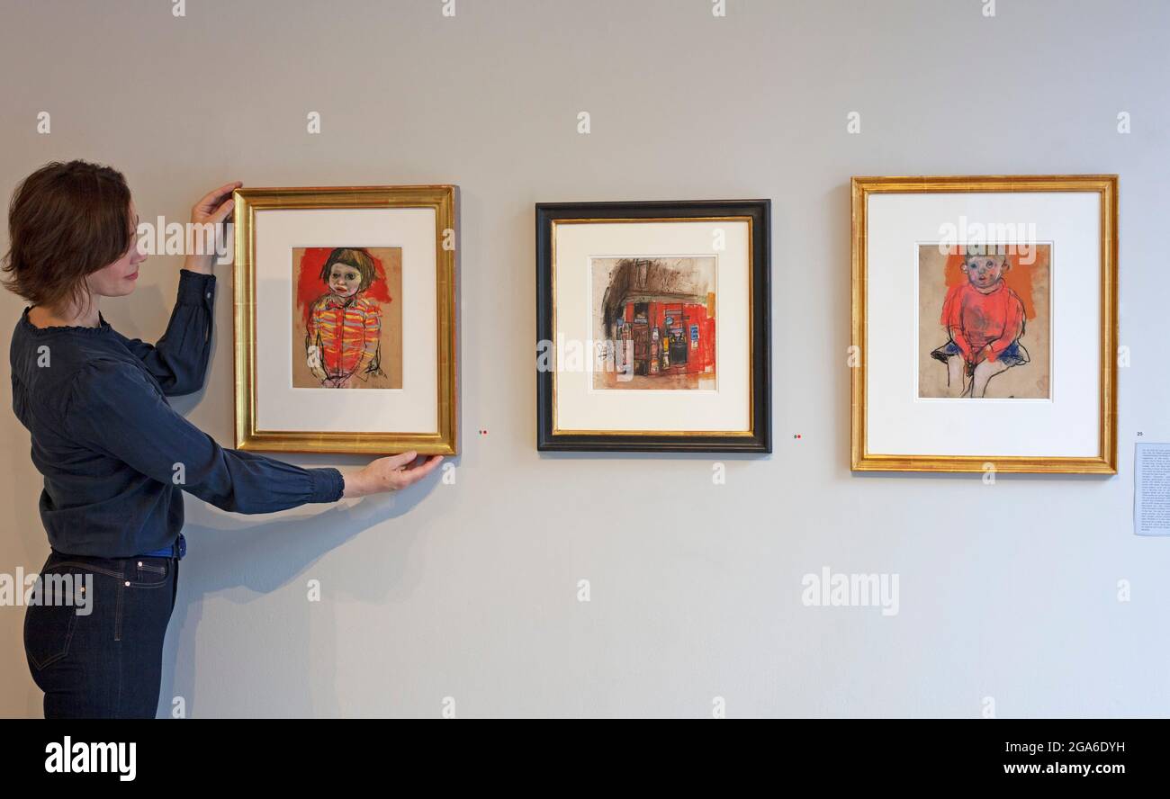 The Scottish Gallery, Édimbourg, Écosse. 29 juillet 2021. Joan Eardley I Centenaire. Au cours des cinquante-huit années qui ont suivi son décès, après avoir succombé au cancer en août 1963, sa réputation s'est renforcée et aujourd'hui sa valeur s'est considérablement accrue. Son travail explore l’identité culturelle – l’innocence de l’enfance. Eardley’s Glasgow est l’un des thèmes centraux de cette exposition centenaire, avec un accent sur les œuvres qu’elle a produites dans et autour de son studio Townhead. Aucun artiste n'a jamais recréé la vie et la communauté de Glasgow comme elle l'a fait. Crédit : Arch White/Alamy Live News Banque D'Images