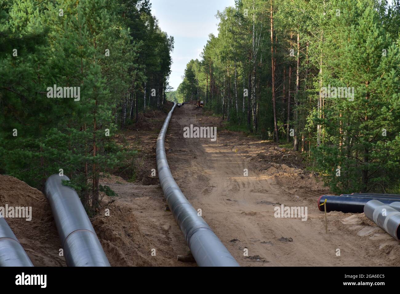 Pipeline de transport de gaz naturel et tuyaux de pétrole brut installation  pour le transport de l'approvisionnement en carburant aux ménages et aux  entreprises. Transport de tuyau de pétrole brut Photo Stock -