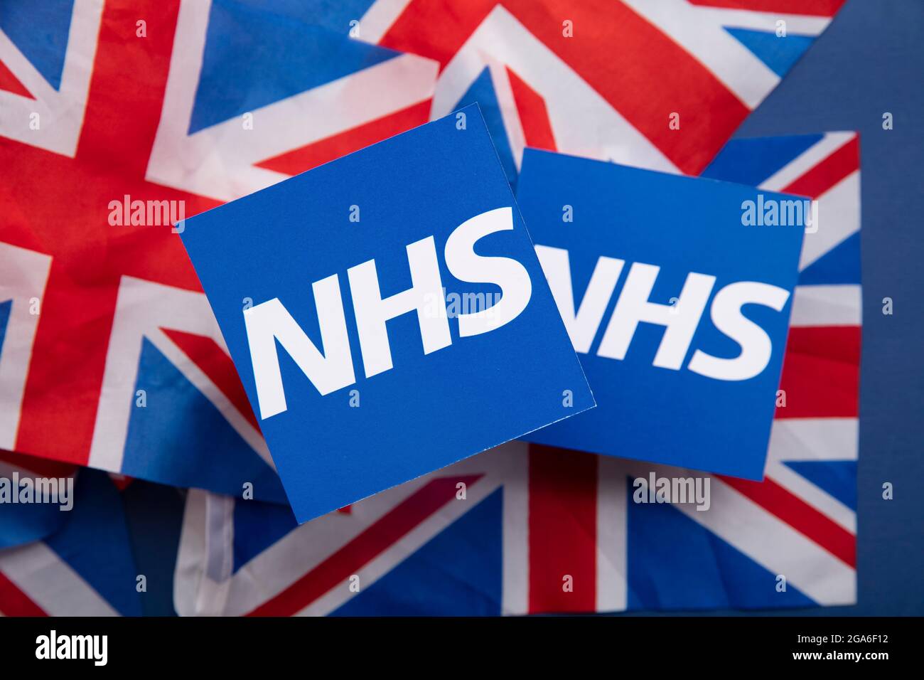 LONDRES, Royaume-Uni - juillet 2021 : logo du NHS National Health Service sur un drapeau du syndicat Banque D'Images