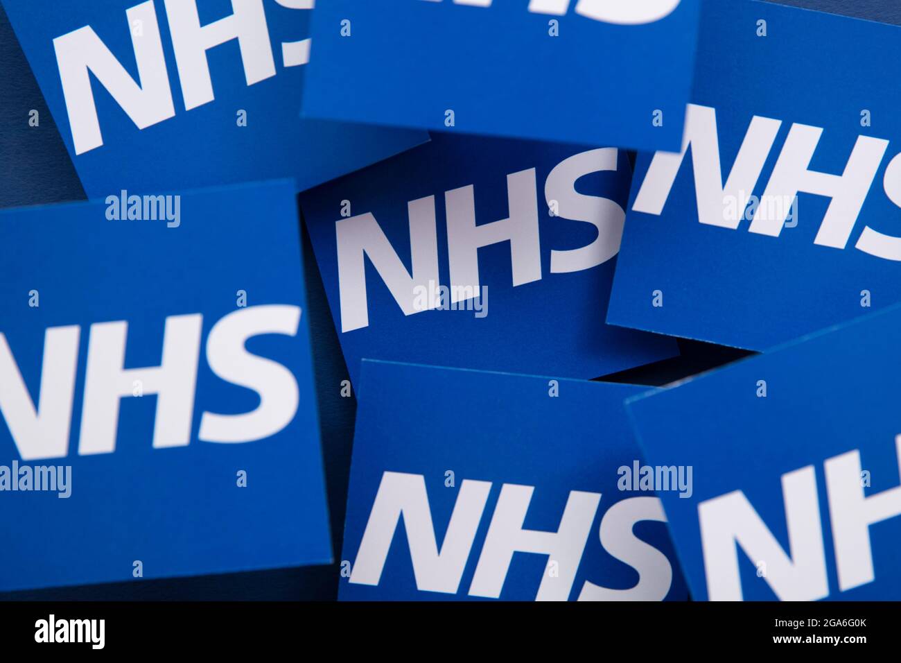 LONDRES, Royaume-Uni - juillet 2021 : logo du NHS National Health Service sur fond bleu Banque D'Images