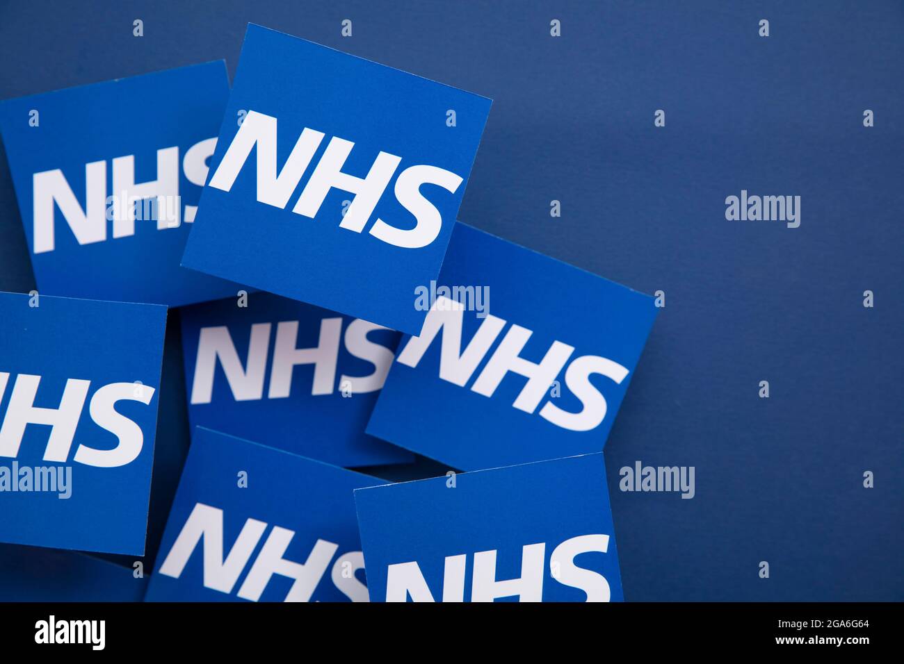 LONDRES, Royaume-Uni - juillet 2021 : logo du NHS National Health Service sur fond bleu Banque D'Images
