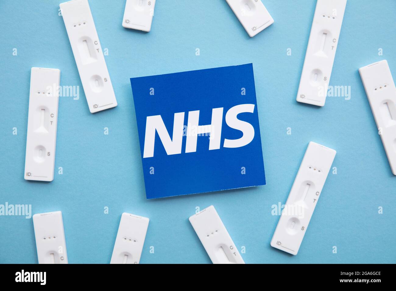 LONDRES, Royaume-Uni - juillet 2021 : logo du NHS National Health Service avec tests Covid Banque D'Images LONDRES, Royaume-Uni - juillet 2021 : logo du NHS National Health Service avec tests Covid Banque D'Images