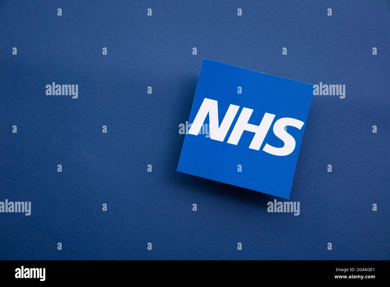LONDRES, Royaume-Uni - juillet 2021 : logo du NHS National Health Service sur fond bleu Banque D'Images