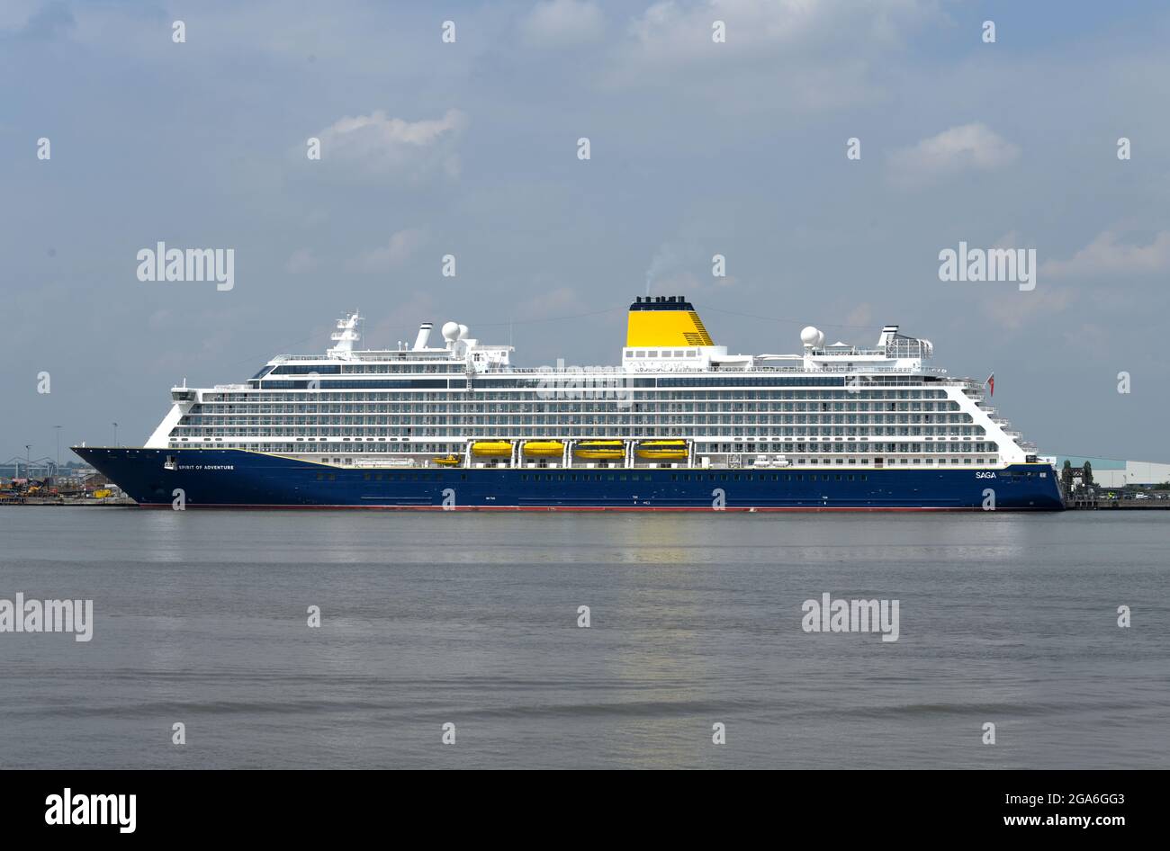 26/07/2021 Gravesend UK soleil inattendu et ciel bleu pour l'esprit d'aventure de SAGA alors que le bateau de croisière se prépare pour sa croisière inaugurale de Lo Banque D'Images