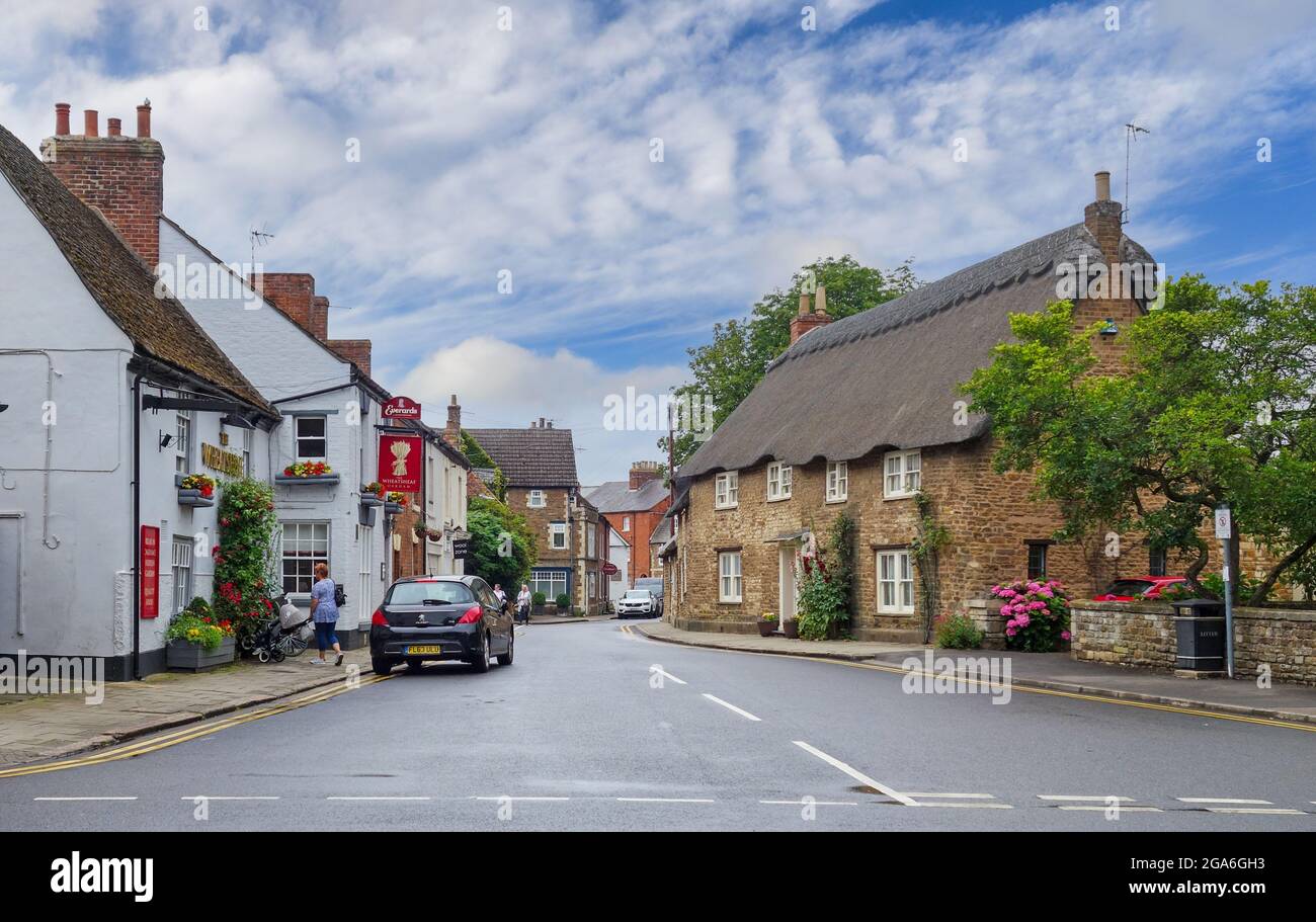 Un vieux cottage de chaume à Oakham, la ville de Rutland, Angleterre, Royaume-Uni Banque D'Images
