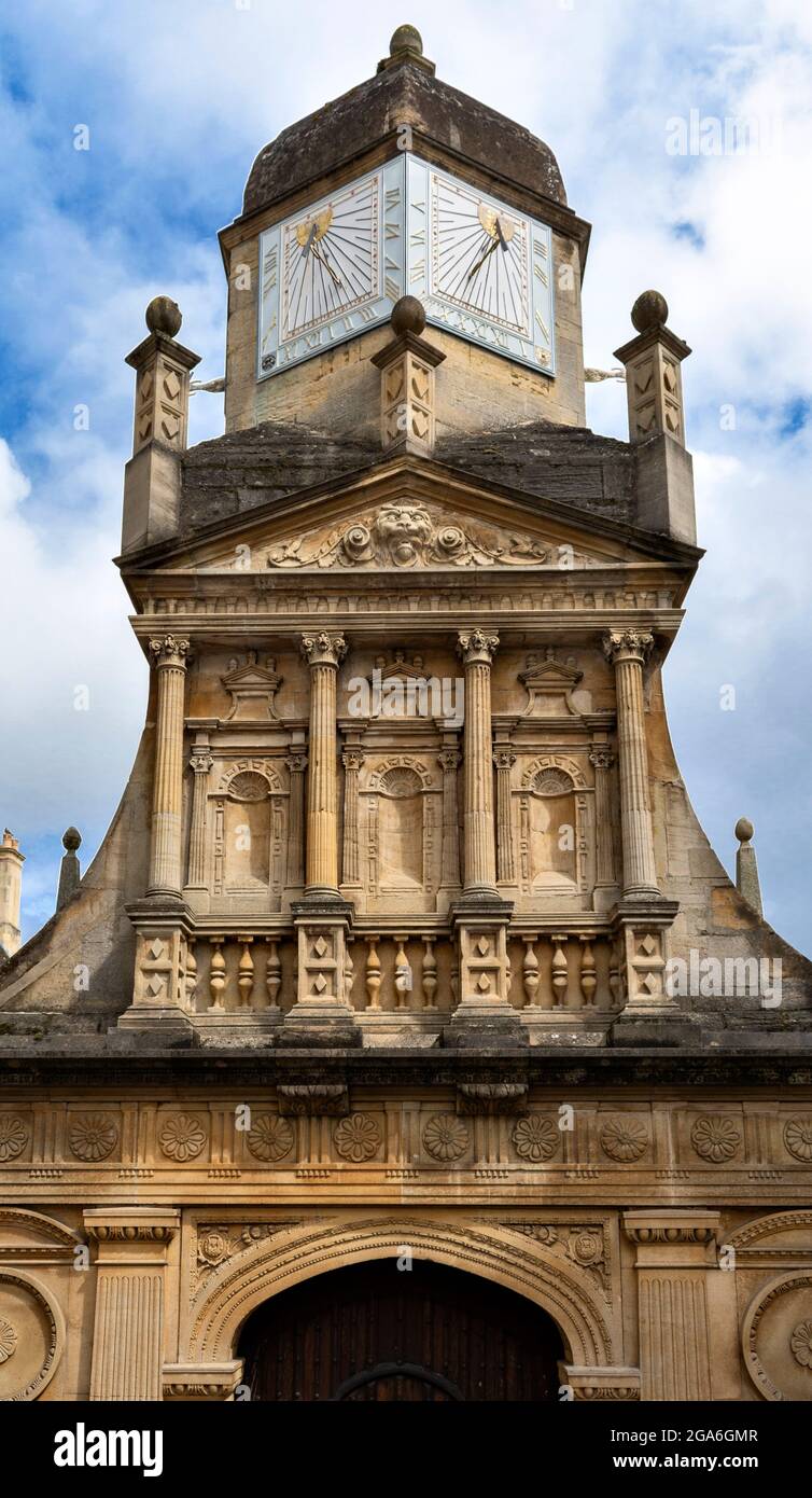 CAMBRIDGE ENGLAND UNIVERSITY BÂTIMENTS DANS LA MAISON DU SÉNAT PASSAGE SUNDIAL HORLOGES SUR LA PORTE D'HONNEUR CAIUS COLLEGE Banque D'Images