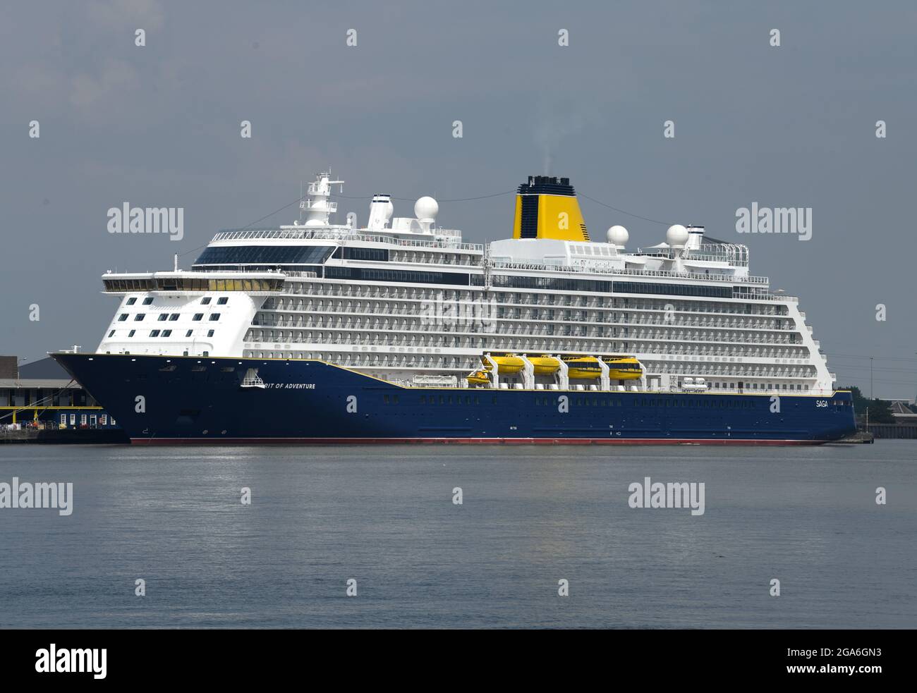 26/07/2021 Gravesend UK soleil inattendu et ciel bleu pour l'esprit d'aventure de SAGA alors que le bateau de croisière se prépare pour sa croisière inaugurale de Lo Banque D'Images